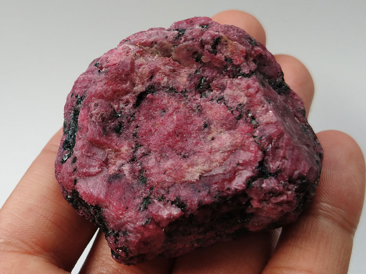 深红色红宝石红刚玉宝石宝玉石原石原矿原料矿物标本晶体,刚玉