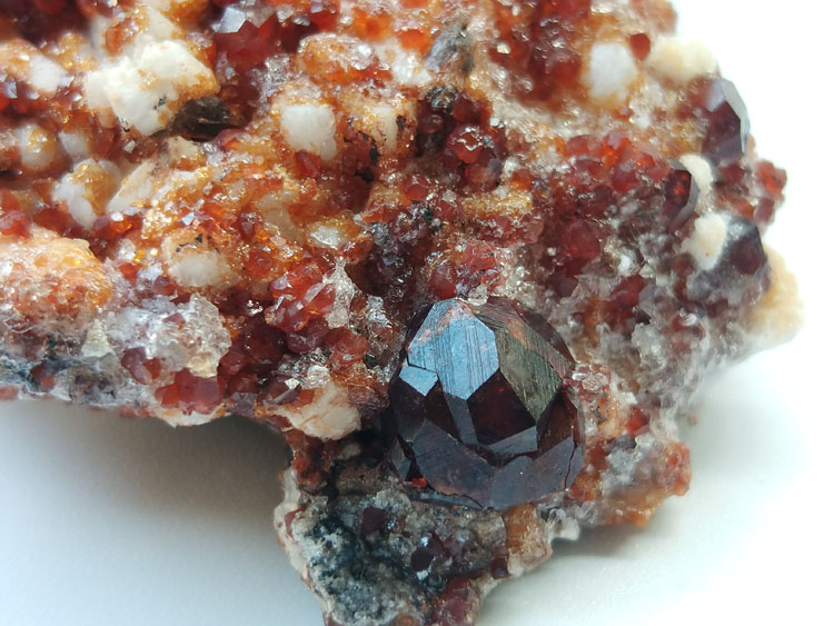 光泽超好的锰铝石榴石和长石共生矿物标本晶体宝石原石原矿石,石榴石,长石