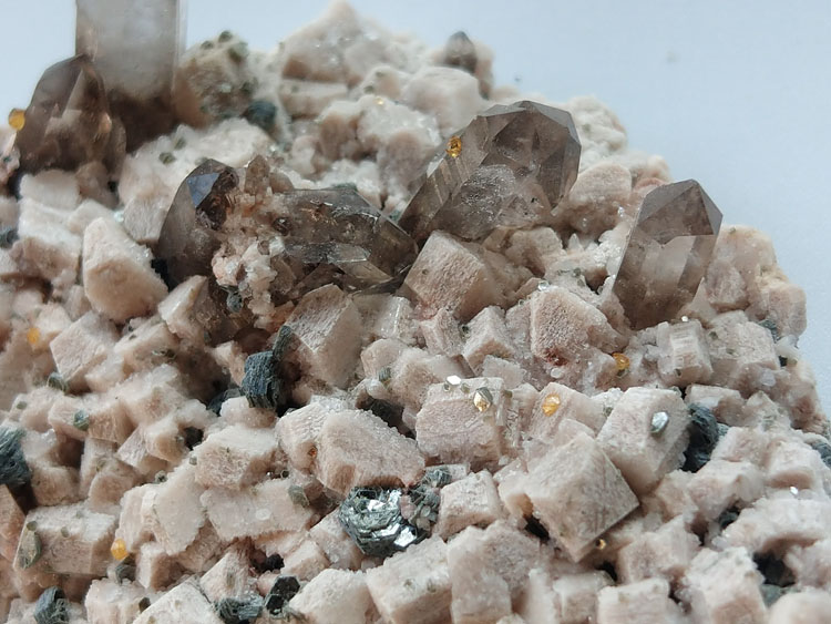 天然石榴石芬达石茶色烟晶长石云母矿物标本晶体晶簇宝石原石原矿,石榴石,水晶,长石,云母
