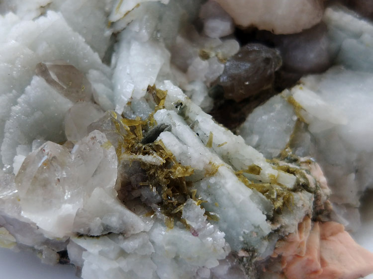 新出淡蓝色钠长石绿帘石水晶宝石原石原矿石矿物标本晶体晶簇晶洞,
