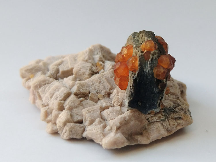 天然芬达石榴石宝石原石原矿石云母长石共生矿物标本晶体晶簇晶洞,石榴石,云母,长石