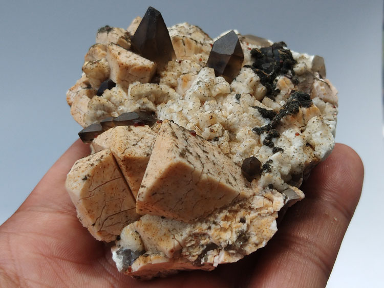 石榴石包裹体茶晶烟晶微斜长石钠长石宝石原石原矿石矿物标本晶体,石榴石,水晶,长石