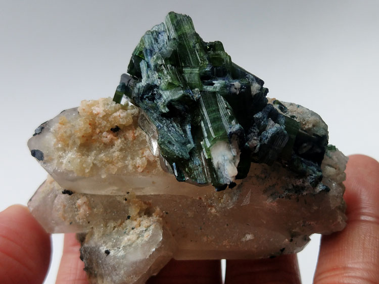 天然绿碧玺电气石茶晶烟晶宝石原石原矿矿物标本晶体晶簇晶洞能量,碧玺,水晶
