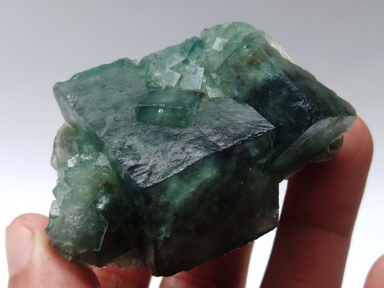 天然强荧光萤石艳绿色宝石原石原矿石矿物标本晶体晶簇晶洞能量石,萤石