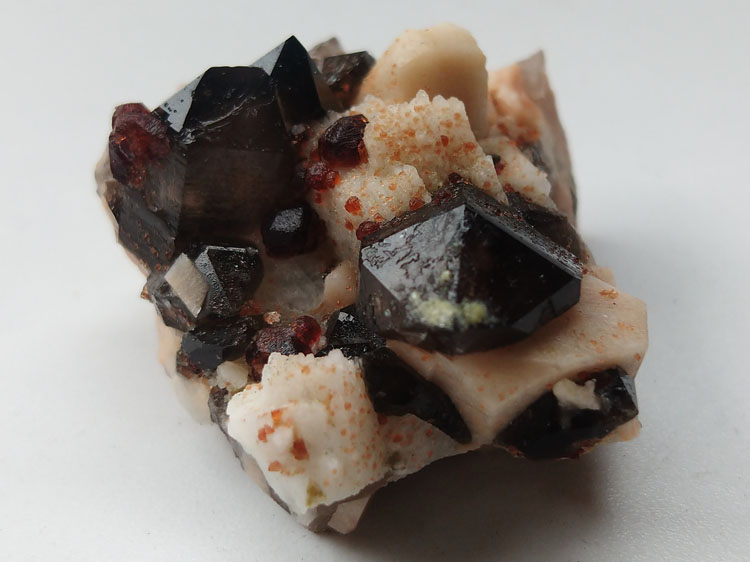 天然石榴石茶晶烟晶长石宝石原石原矿石矿物标本晶体晶簇晶洞能量,石榴石,水晶,长石
