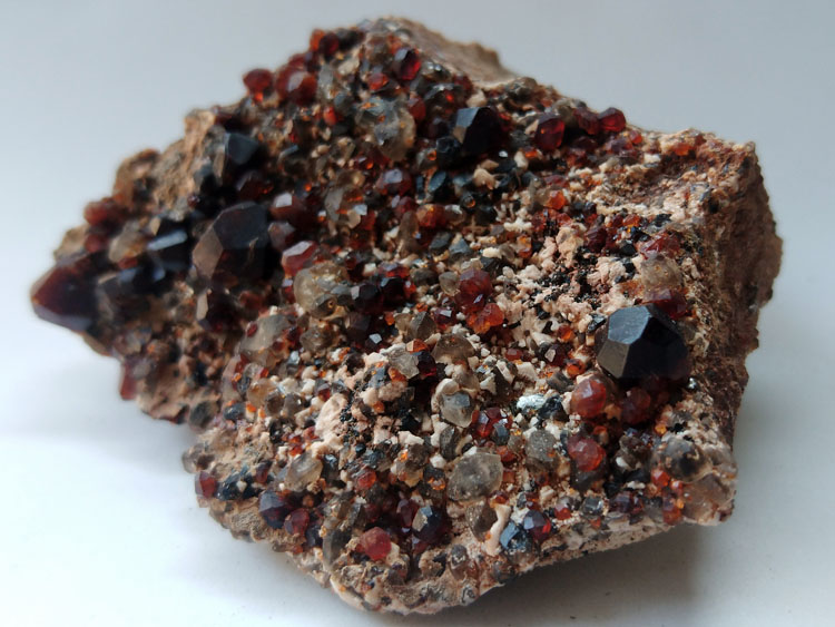 Garnet,Orthoclase Microcline Feldspar Mineral Specimens Mineral Crystals Gem Materials,Garnet,Feldspar