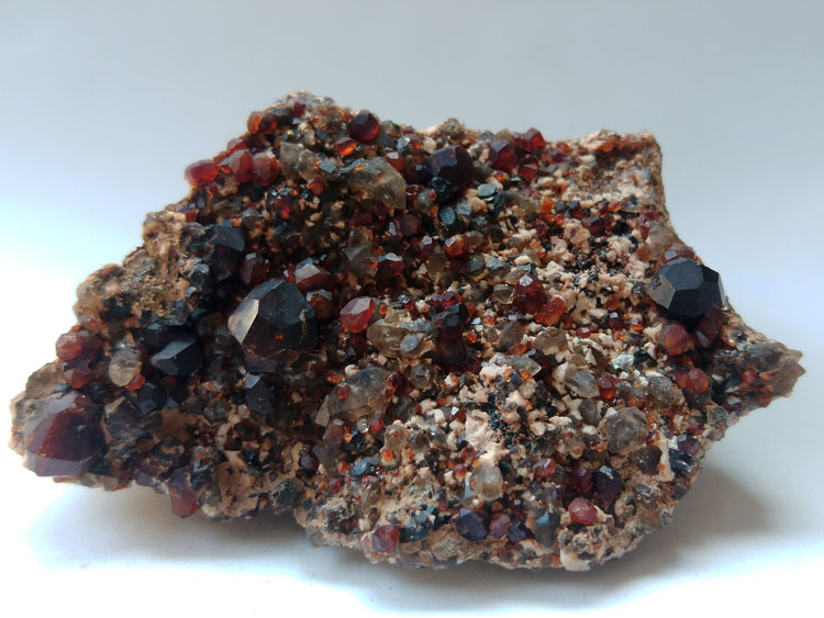 Garnet,Orthoclase Microcline Feldspar Mineral Specimens Mineral Crystals Gem Materials,Garnet,Feldspar