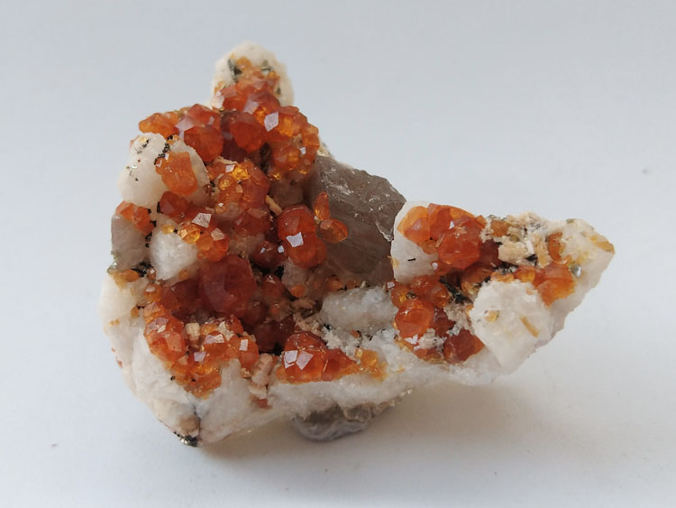 天然宝石石榴石芬达石长石原石原矿石能量矿物标本晶体晶簇晶洞,石榴石,长石
